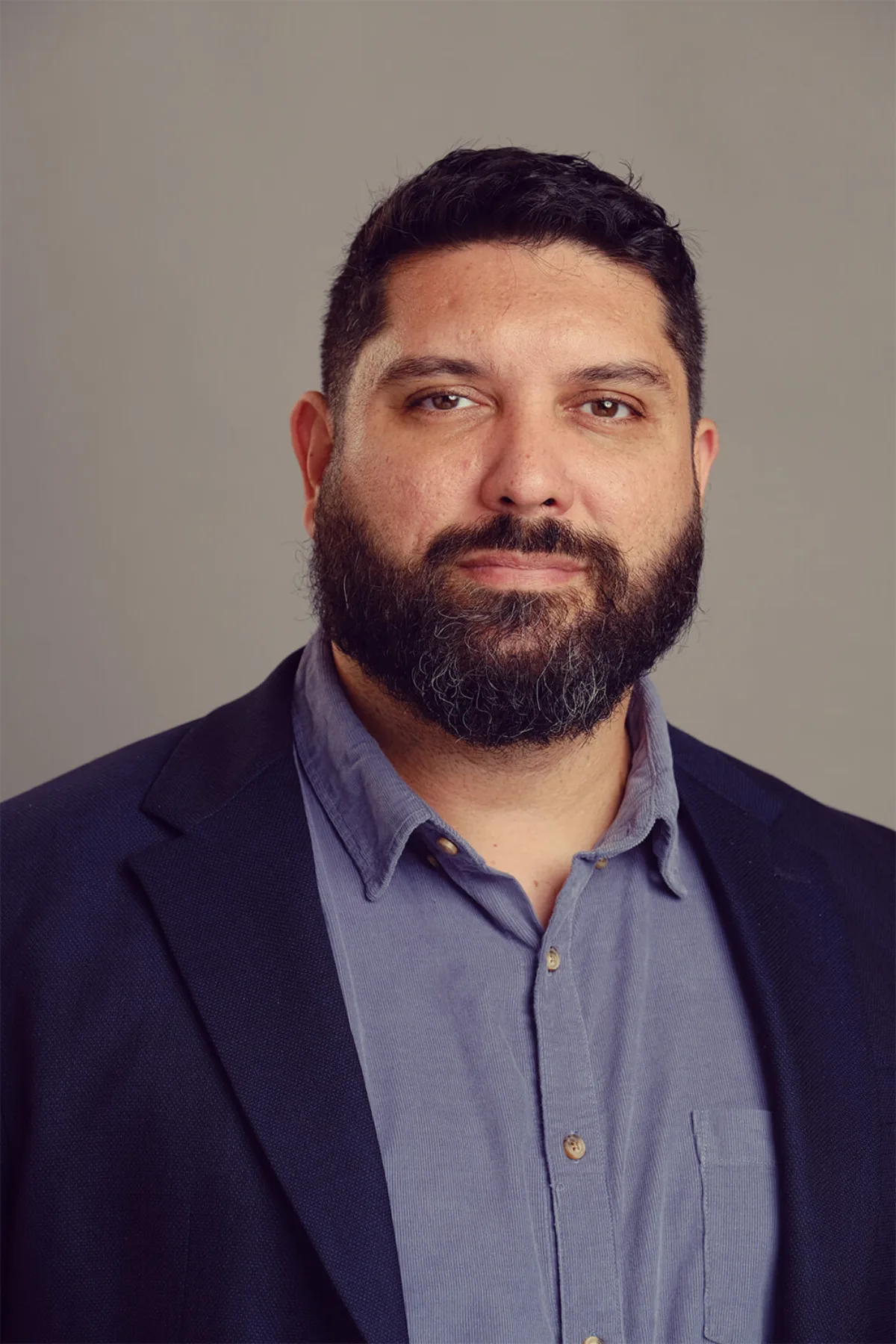 Retrato de estúdio, fundo cinza neutro, blazer azul-marinho sobre camisa azul. Foto publicada pelo CESAR em 15 de junho de 2023, quando presidia o Conselho de Administração do instituto.