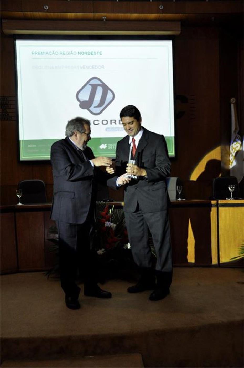 Giordano Cabral recebe o troféu de 1º lugar da categoria Pequena Empresa, etapa Nordeste do Prêmio Finep de Inovação 2012, das mãos de Renê Teixeira Barreira, secretário estadual de Ciência, Tecnologia e Educação Superior do Ceará (galeria oficial da FINEP)
