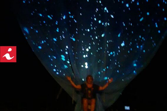 Céu estrelado generativo projetado sobre a personagem Compadecida no Teatro Santa Isabel