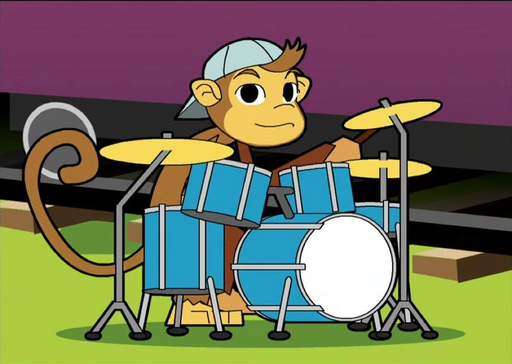 Personagem da Turma do Som, um macaco de boné, tocando bateria diante de um vagão de trem, em quadro do episódio de apresentação da série